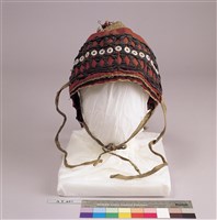 藏品(男子羽飾皮帽)的圖片